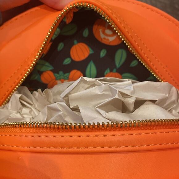 NWT Loungefly Disney GLOW FACE Minnie Pumpkin Backpack - Picture 12 of 14